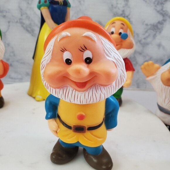 VINTAGE Snow White Seven Dwarfs Set Rubber Squeaky Toys Figure Made In Hong Kong - Picture 4 of 12